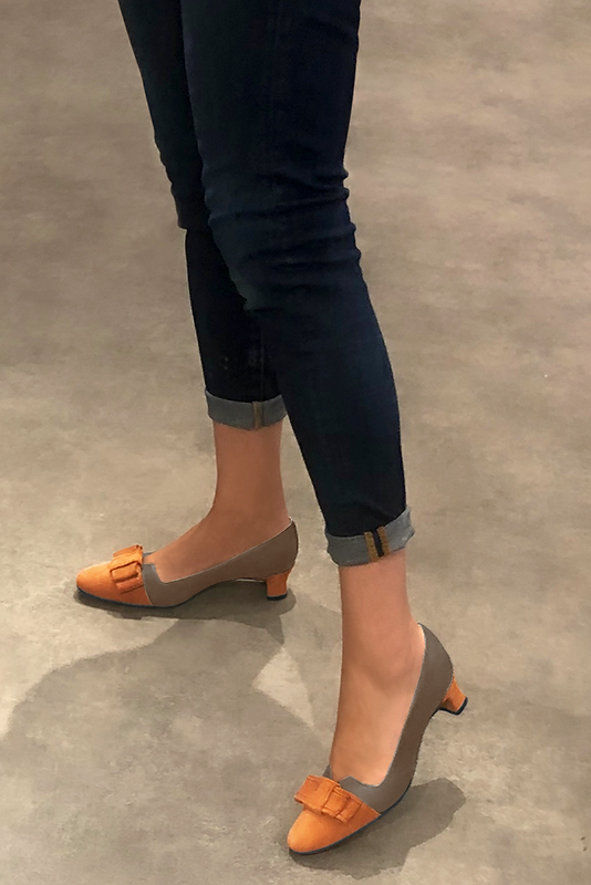 Apricot orange and taupe brown women's dress pumps, with a knot on the front. Round toe. Low kitten heels. Worn view - Florence KOOIJMAN